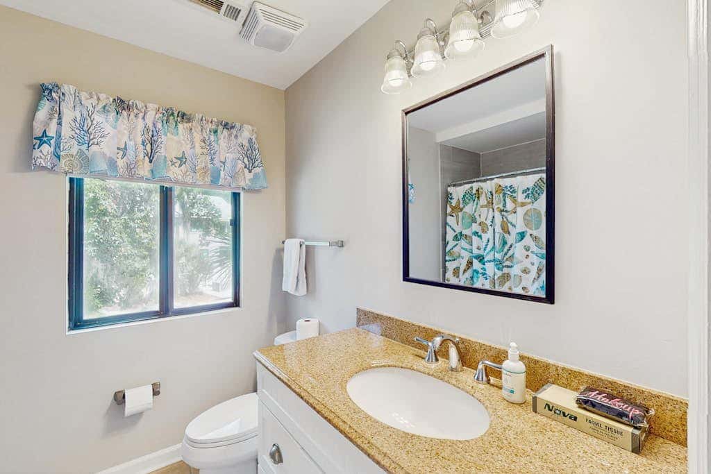 Bright and beautiful condo, 5 min to beach, golf and Van De Meer Tennis Courts