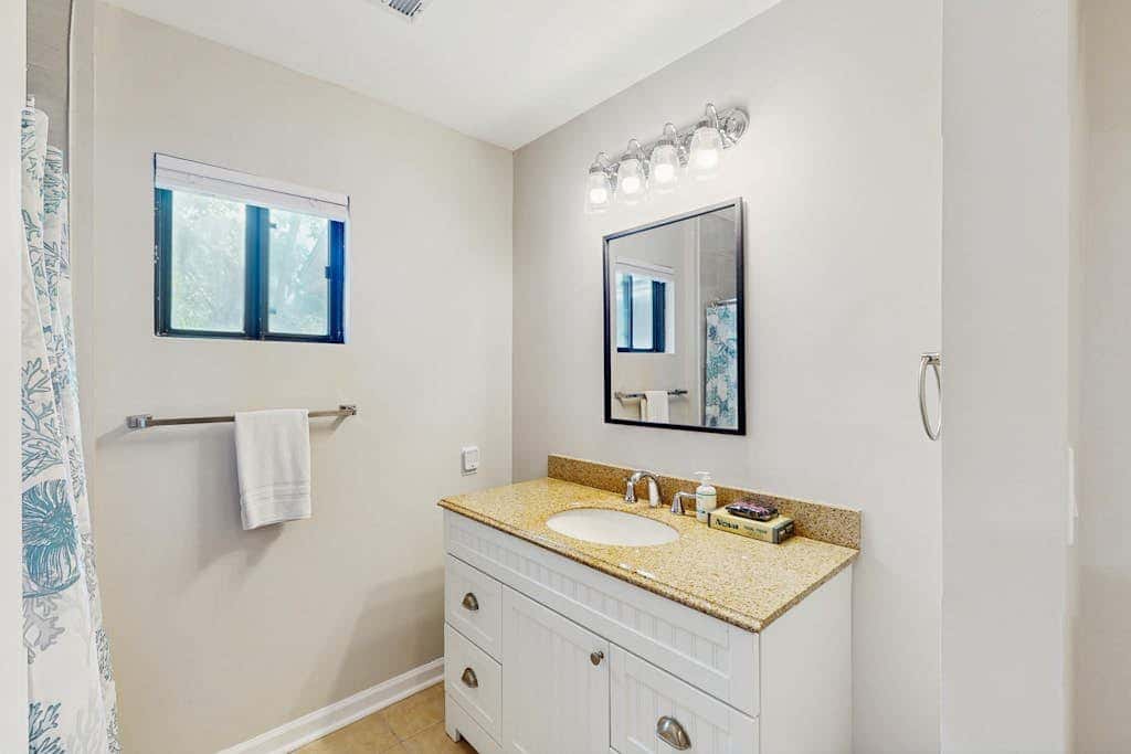 Bright and beautiful condo, 5 min to beach, golf and Van De Meer Tennis Courts