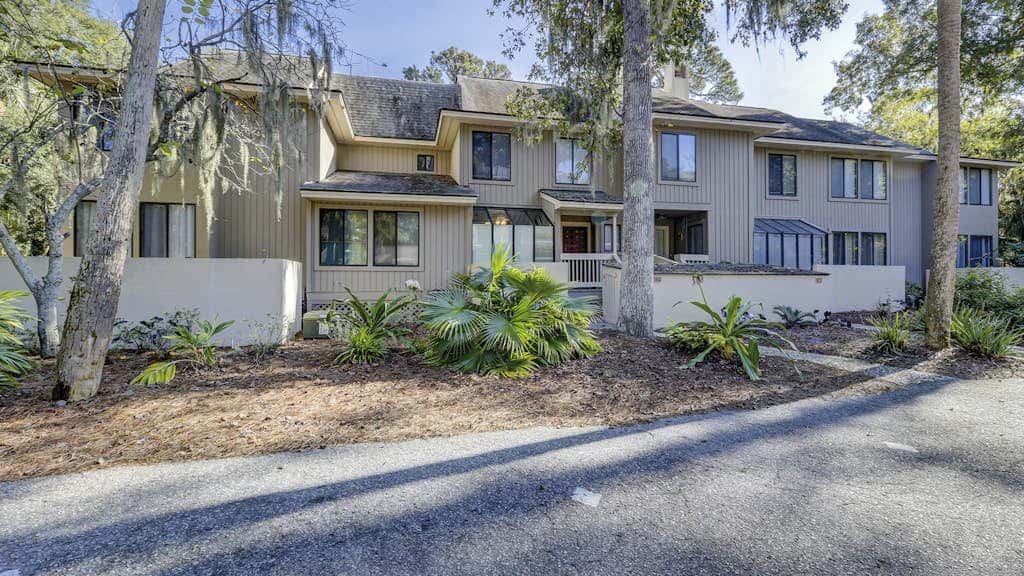 Bright and beautiful condo, 5 min to beach, golf and Van De Meer Tennis Courts