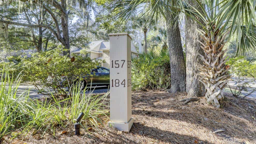 Bright and beautiful condo, 5 min to beach, golf and Van De Meer Tennis Courts