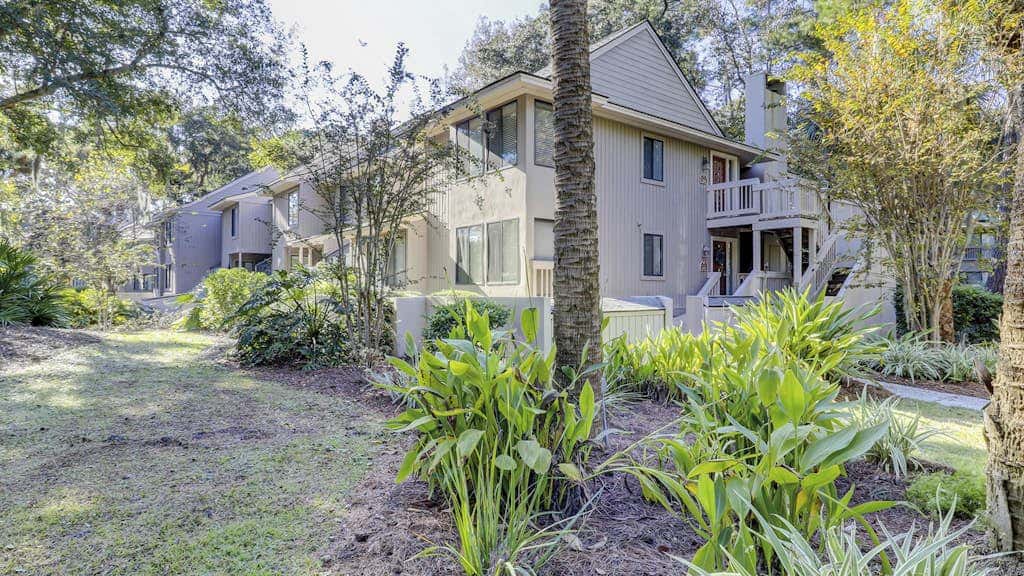 Bright and beautiful condo, 5 min to beach, golf and Van De Meer Tennis Courts