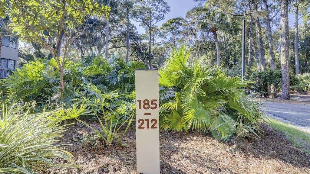 Bright and beautiful condo, 5 min to beach, golf and Van De Meer Tennis Courts