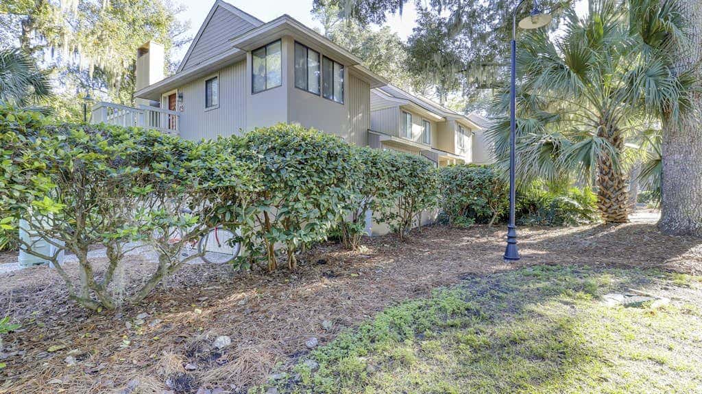 Bright and beautiful condo, 5 min to beach, golf and Van De Meer Tennis Courts