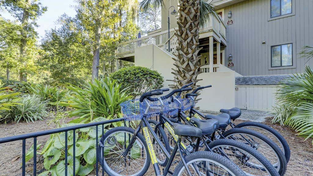 Bright and beautiful condo, 5 min to beach, golf and Van De Meer Tennis Courts
