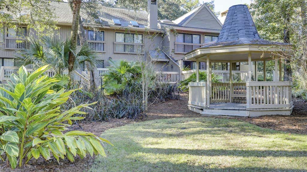 Bright and beautiful condo, 5 min to beach, golf and Van De Meer Tennis Courts