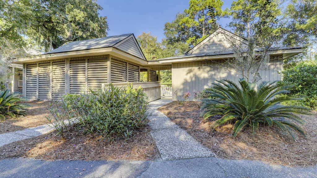 Bright and beautiful condo, 5 min to beach, golf and Van De Meer Tennis Courts