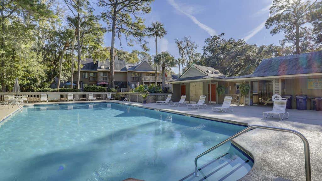 Bright and beautiful condo, 5 min to beach, golf and Van De Meer Tennis Courts