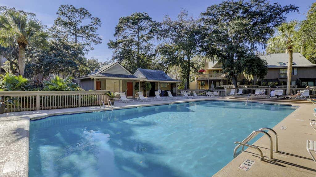 Bright and beautiful condo, 5 min to beach, golf and Van De Meer Tennis Courts