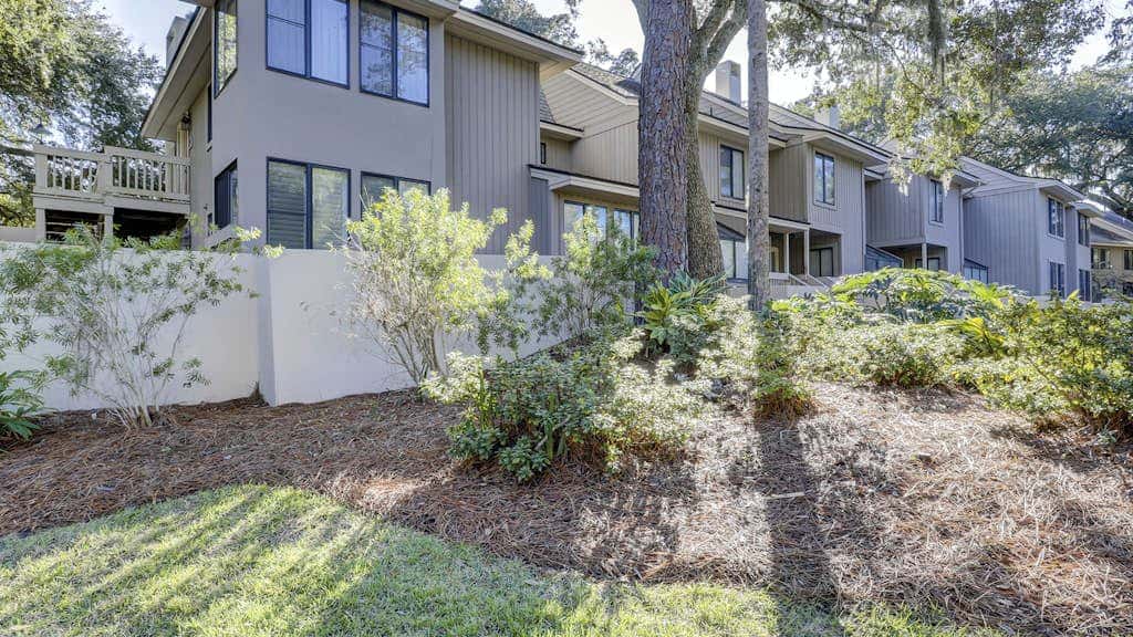 Bright and beautiful condo, 5 min to beach, golf and Van De Meer Tennis Courts