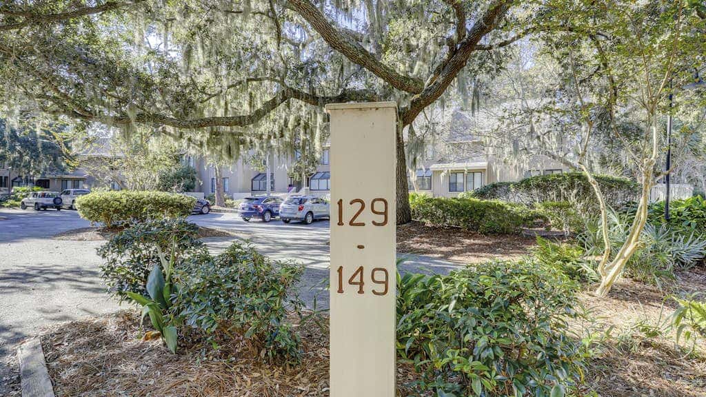 Bright and beautiful condo, 5 min to beach, golf and Van De Meer Tennis Courts