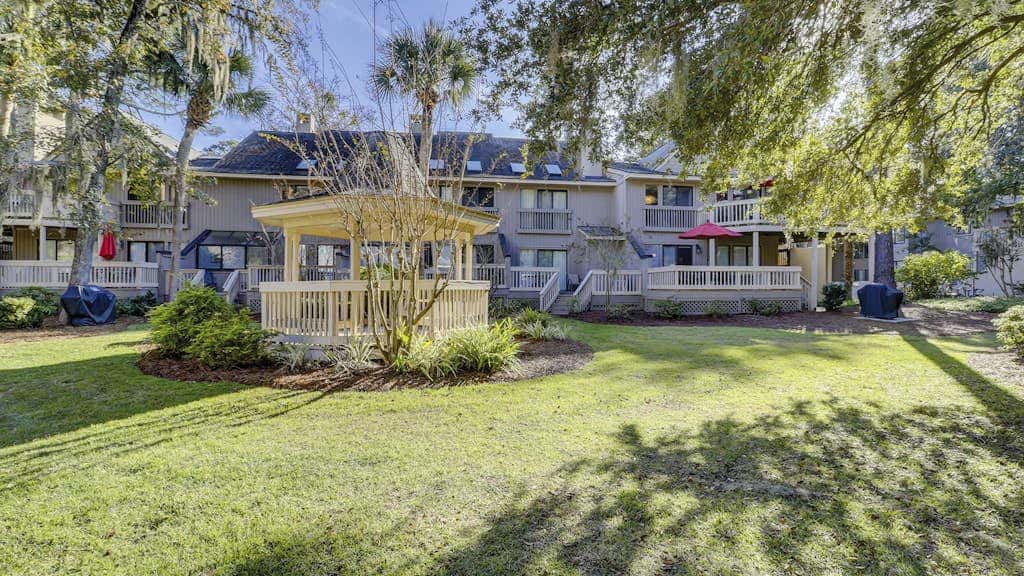Bright and beautiful condo, 5 min to beach, golf and Van De Meer Tennis Courts