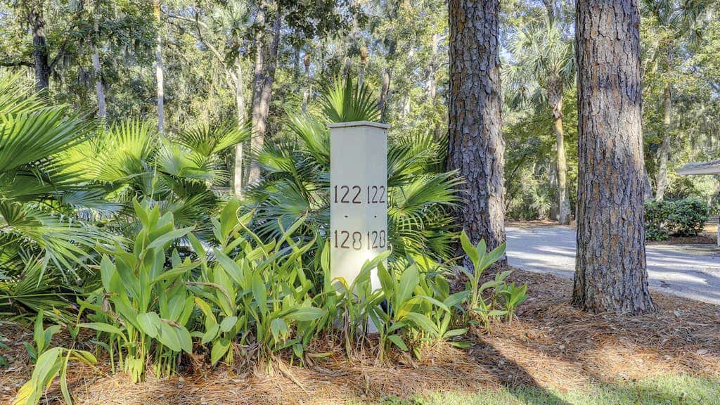 Bright and beautiful condo, 5 min to beach, golf and Van De Meer Tennis Courts