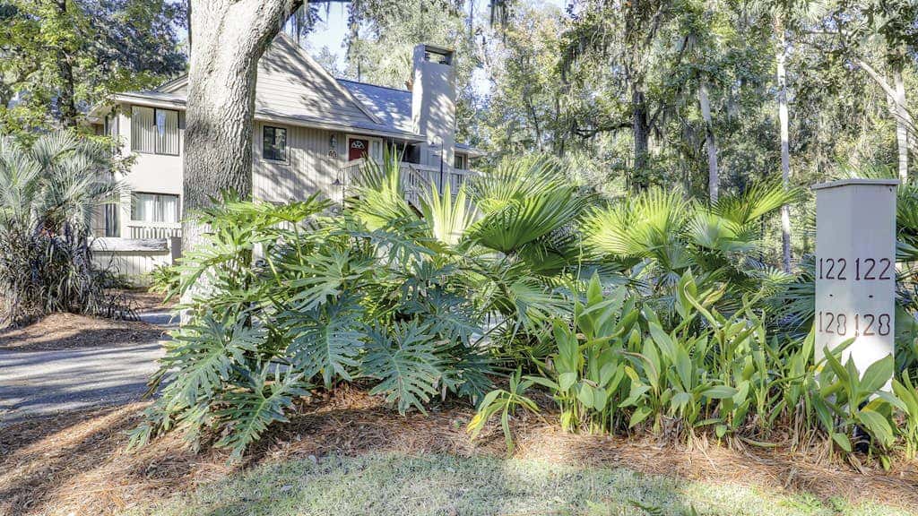 Bright and beautiful condo, 5 min to beach, golf and Van De Meer Tennis Courts