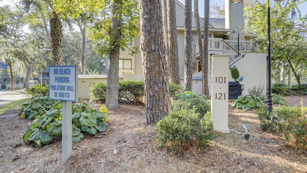 Bright and beautiful condo, 5 min to beach, golf and Van De Meer Tennis Courts