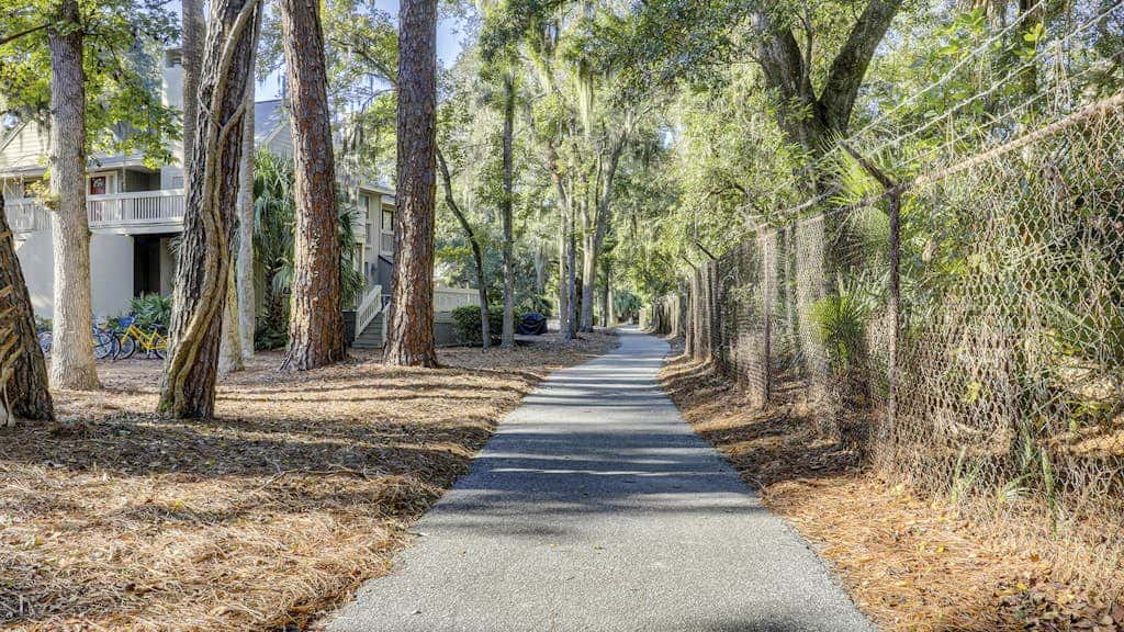 Bright and beautiful condo, 5 min to beach, golf and Van De Meer Tennis Courts