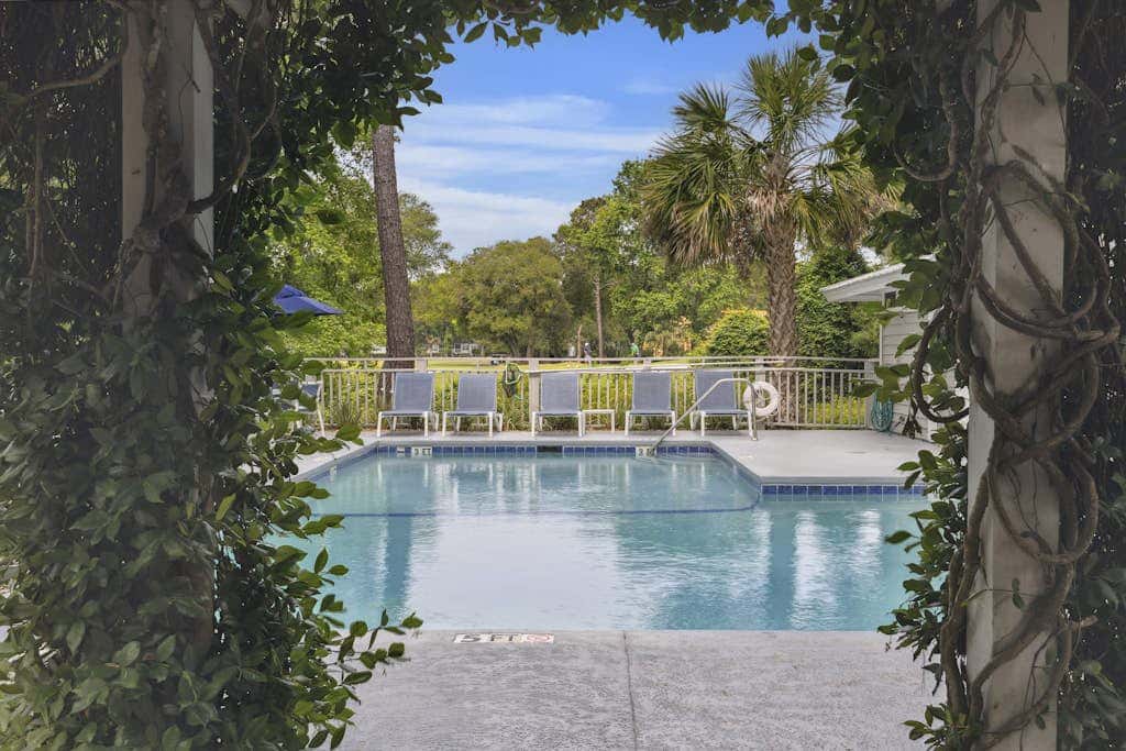 Pristine Condo with shared pools, hot tub, close to Islander's Beach Park