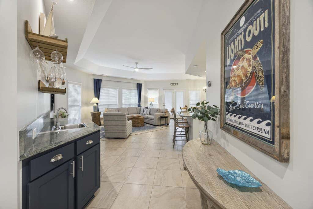 Pristine Condo with shared pools, hot tub, close to Islander's Beach Park