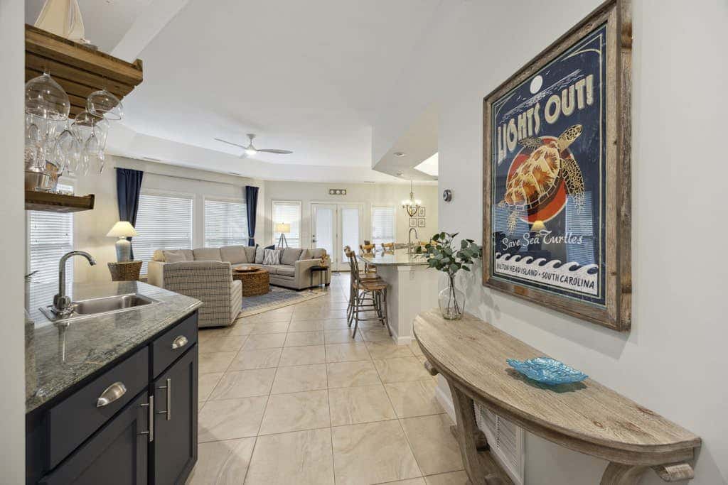 Pristine Condo with shared pools, hot tub, close to Islander's Beach Park