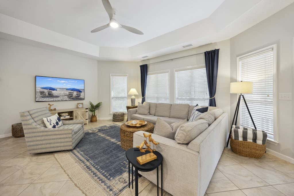 Pristine Condo with shared pools, hot tub, close to Islander's Beach Park