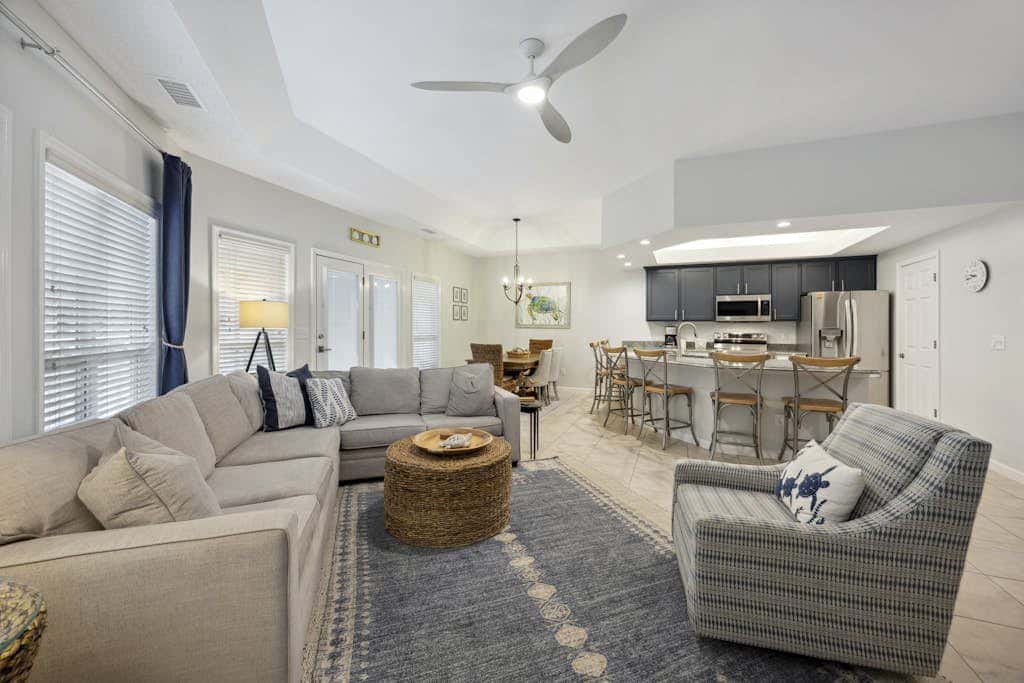 Pristine Condo with shared pools, hot tub, close to Islander's Beach Park
