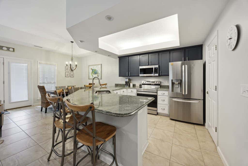 Pristine Condo with shared pools, hot tub, close to Islander's Beach Park