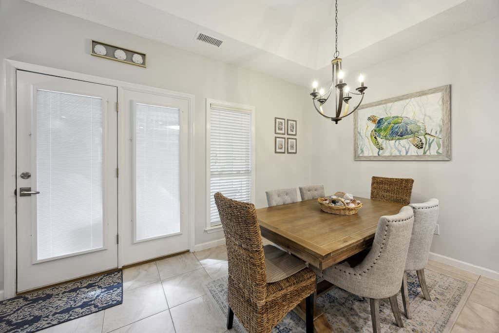 Pristine Condo with shared pools, hot tub, close to Islander's Beach Park