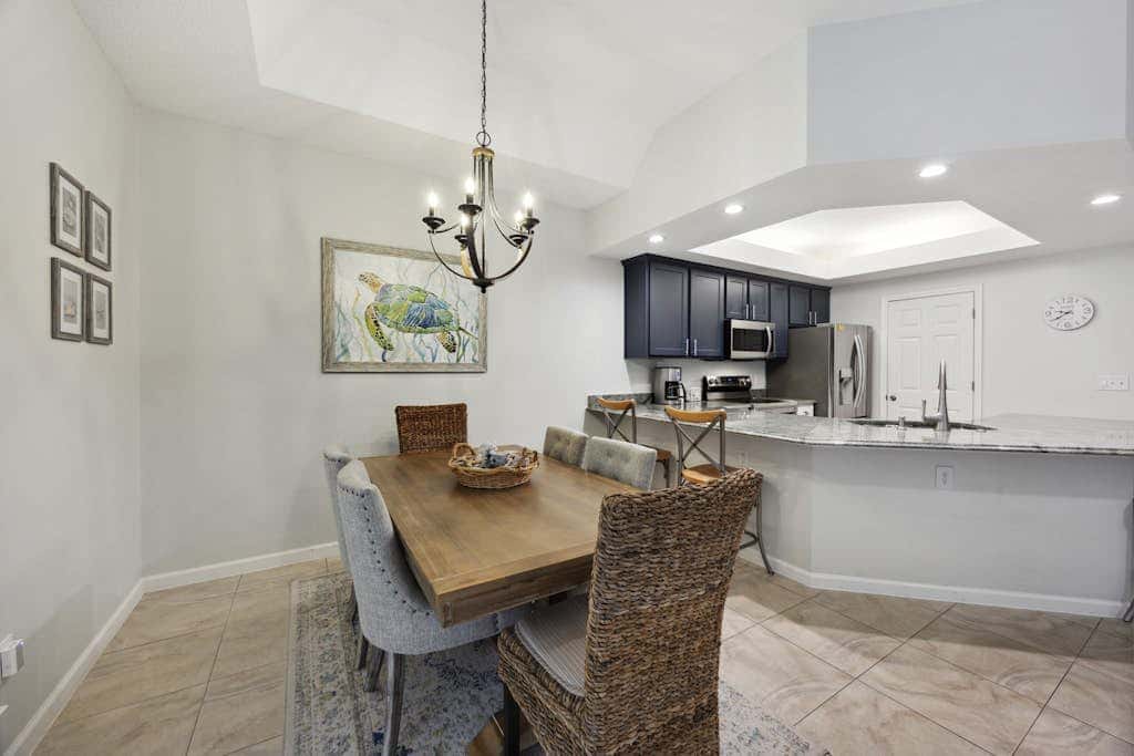 Pristine Condo with shared pools, hot tub, close to Islander's Beach Park