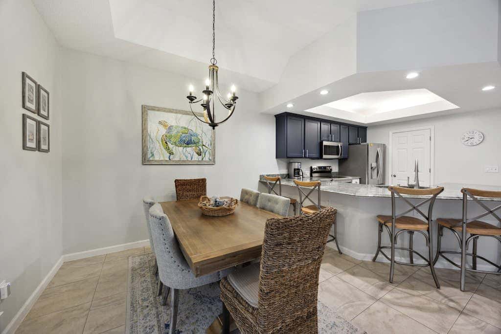 Pristine Condo with shared pools, hot tub, close to Islander's Beach Park
