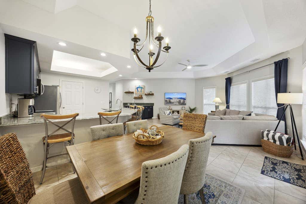 Pristine Condo with shared pools, hot tub, close to Islander's Beach Park