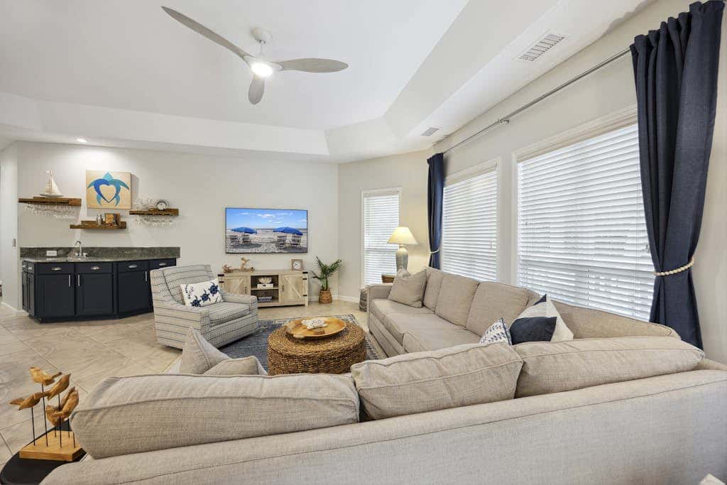 Pristine Condo with shared pools, hot tub, close to Islander's Beach Park