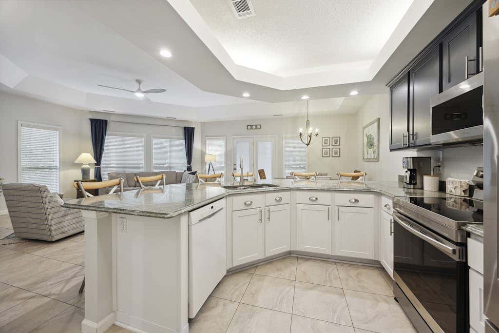 Pristine Condo with shared pools, hot tub, close to Islander's Beach Park