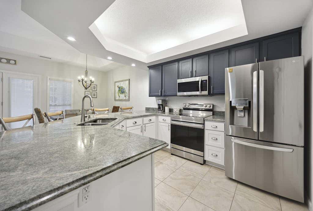 Pristine Condo with shared pools, hot tub, close to Islander's Beach Park