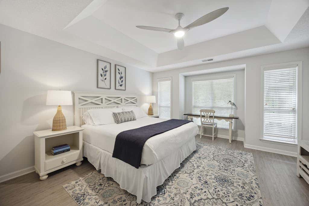 Pristine Condo with shared pools, hot tub, close to Islander's Beach Park