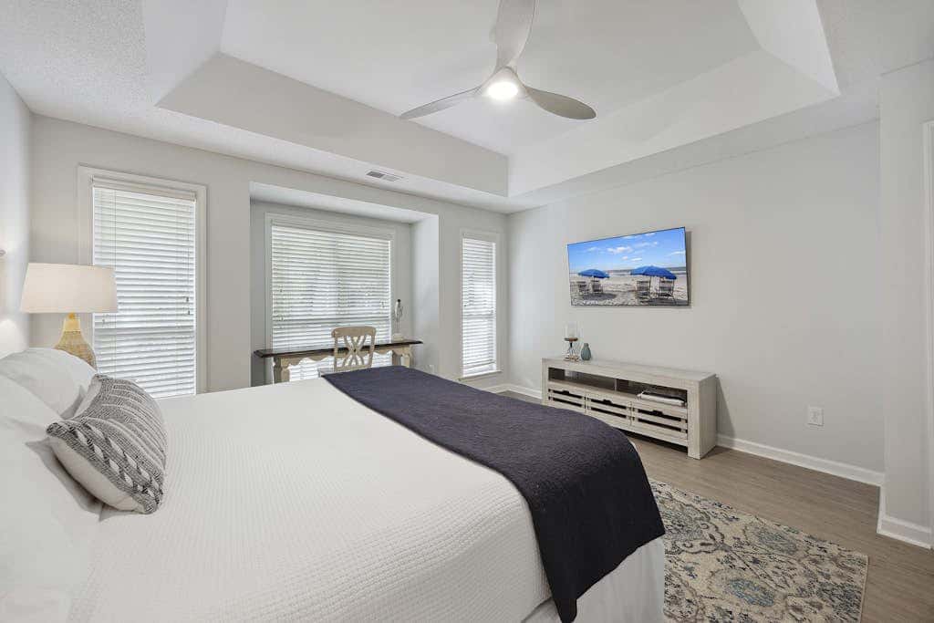 Pristine Condo with shared pools, hot tub, close to Islander's Beach Park