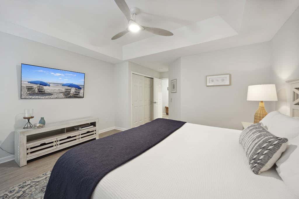 Pristine Condo with shared pools, hot tub, close to Islander's Beach Park