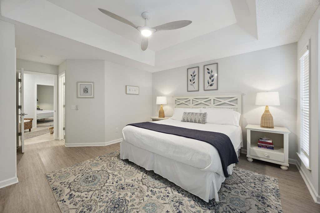 Pristine Condo with shared pools, hot tub, close to Islander's Beach Park