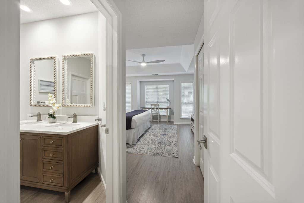 Pristine Condo with shared pools, hot tub, close to Islander's Beach Park