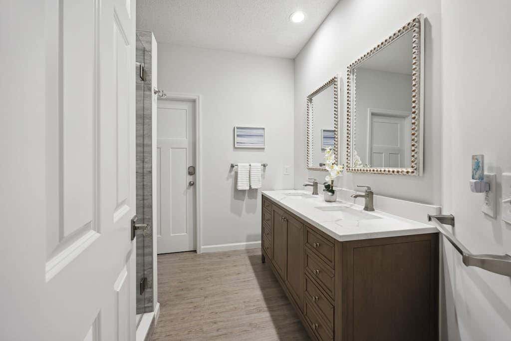 Pristine Condo with shared pools, hot tub, close to Islander's Beach Park