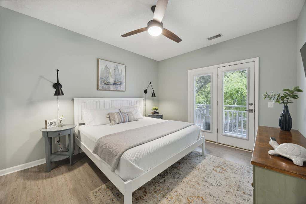 Pristine Condo with shared pools, hot tub, close to Islander's Beach Park