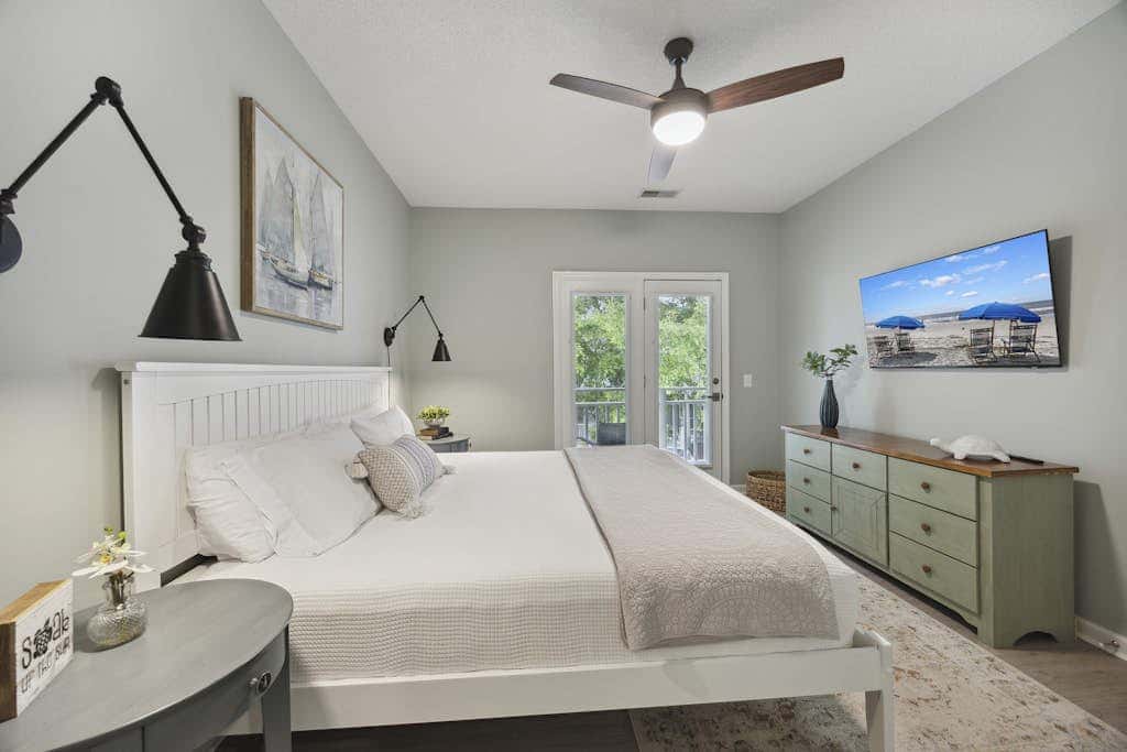 Pristine Condo with shared pools, hot tub, close to Islander's Beach Park