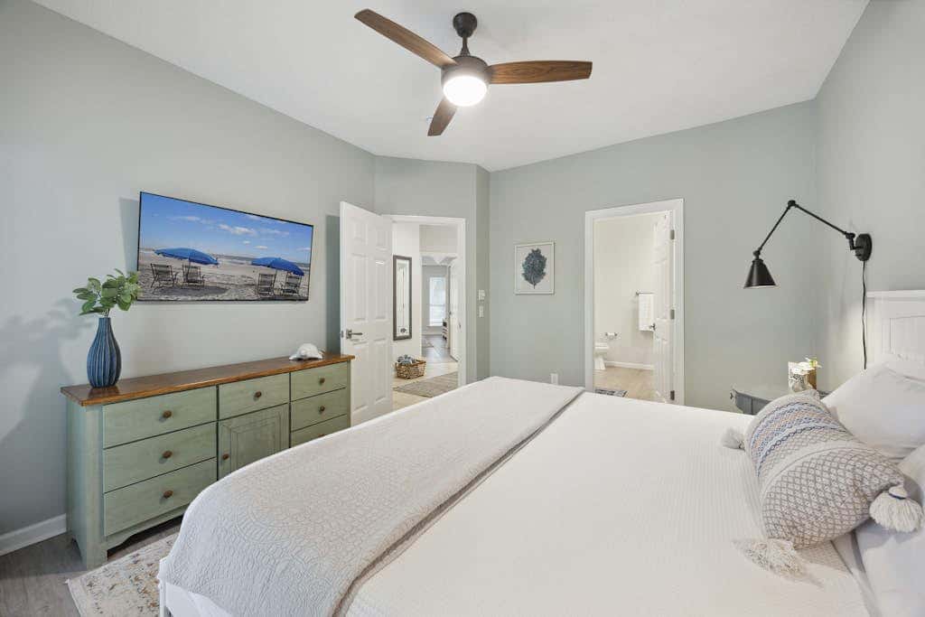 Pristine Condo with shared pools, hot tub, close to Islander's Beach Park