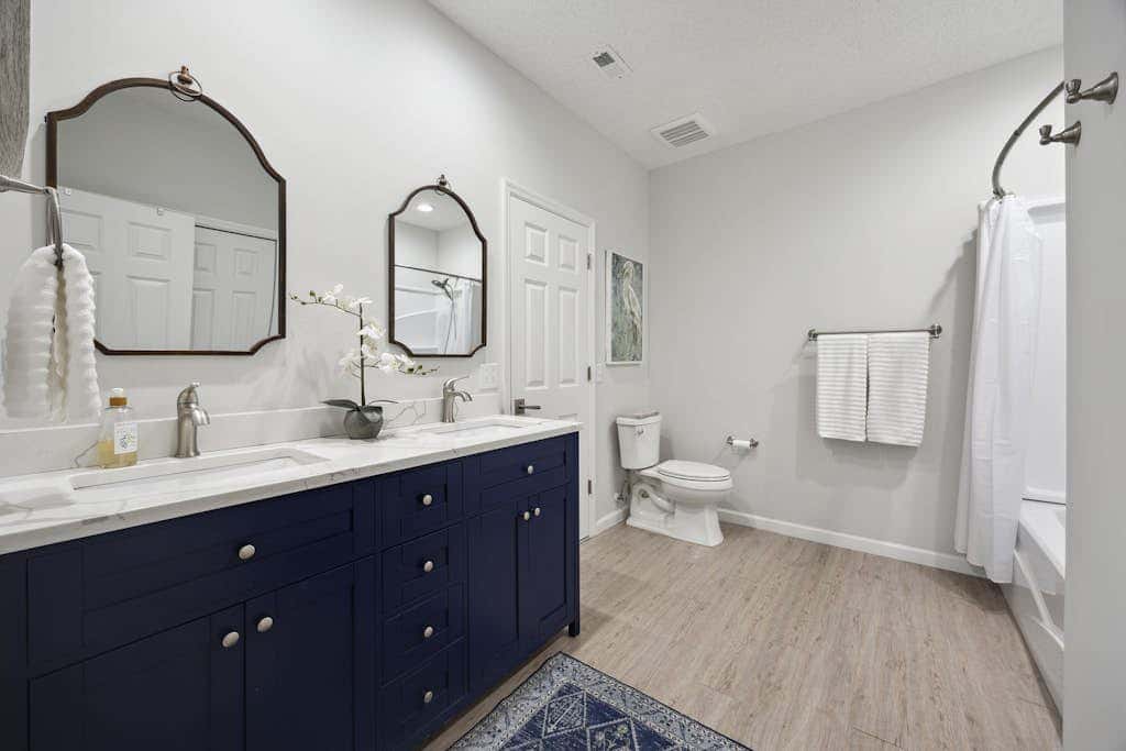Pristine Condo with shared pools, hot tub, close to Islander's Beach Park