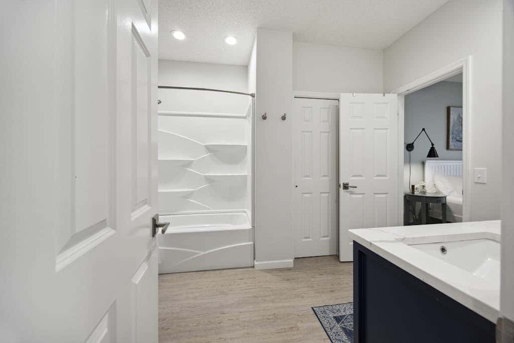 Pristine Condo with shared pools, hot tub, close to Islander's Beach Park