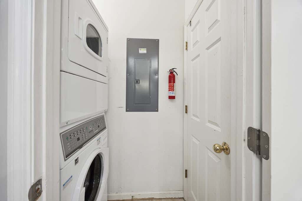 Pristine Condo with shared pools, hot tub, close to Islander's Beach Park
