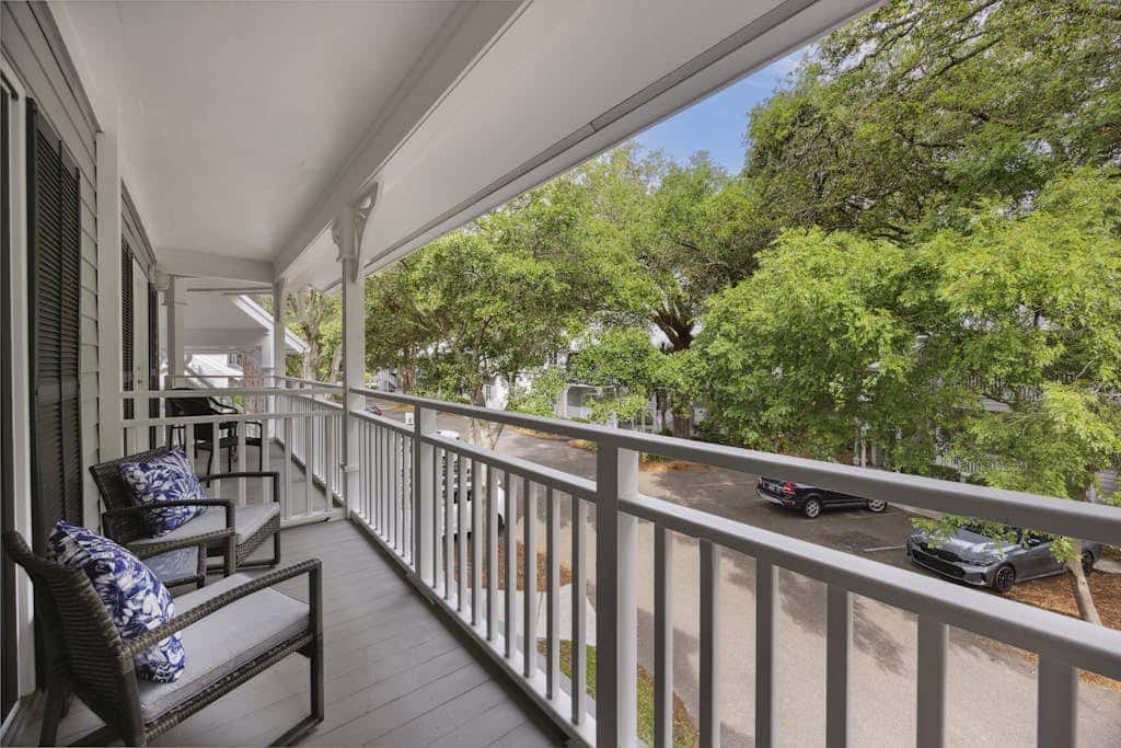 Pristine Condo with shared pools, hot tub, close to Islander's Beach Park