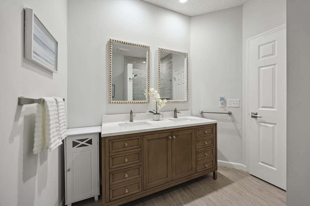 Pristine Condo with shared pools, hot tub, close to Islander's Beach Park
