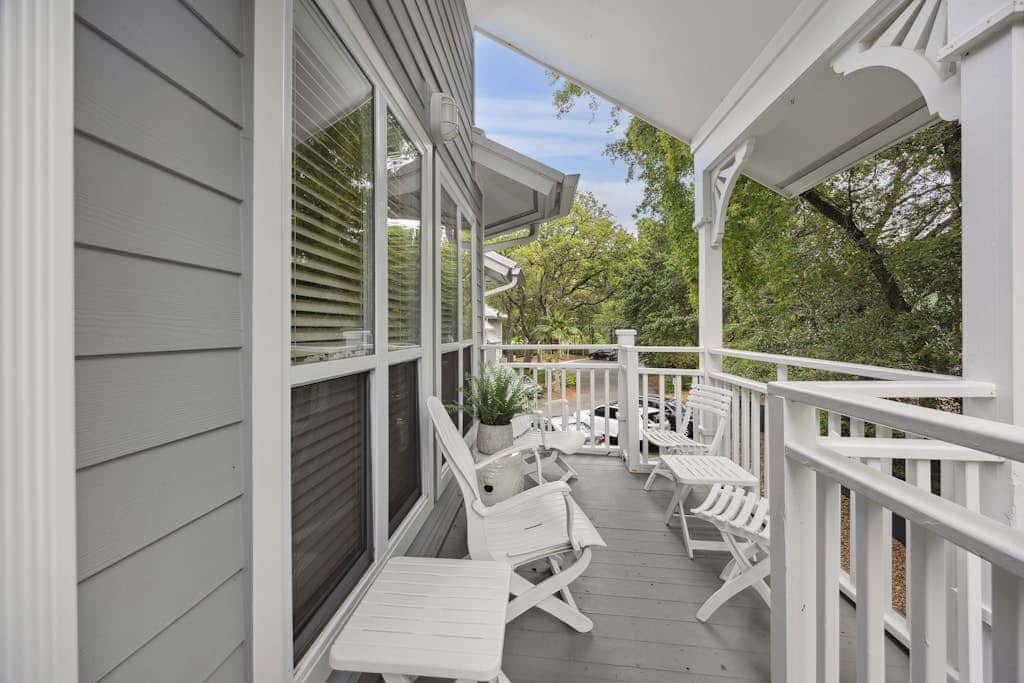 Pristine Condo with shared pools, hot tub, close to Islander's Beach Park