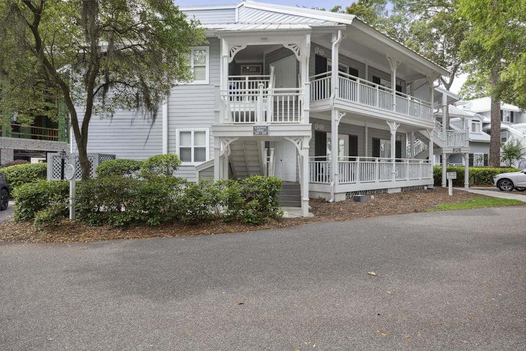 Pristine Condo with shared pools, hot tub, close to Islander's Beach Park