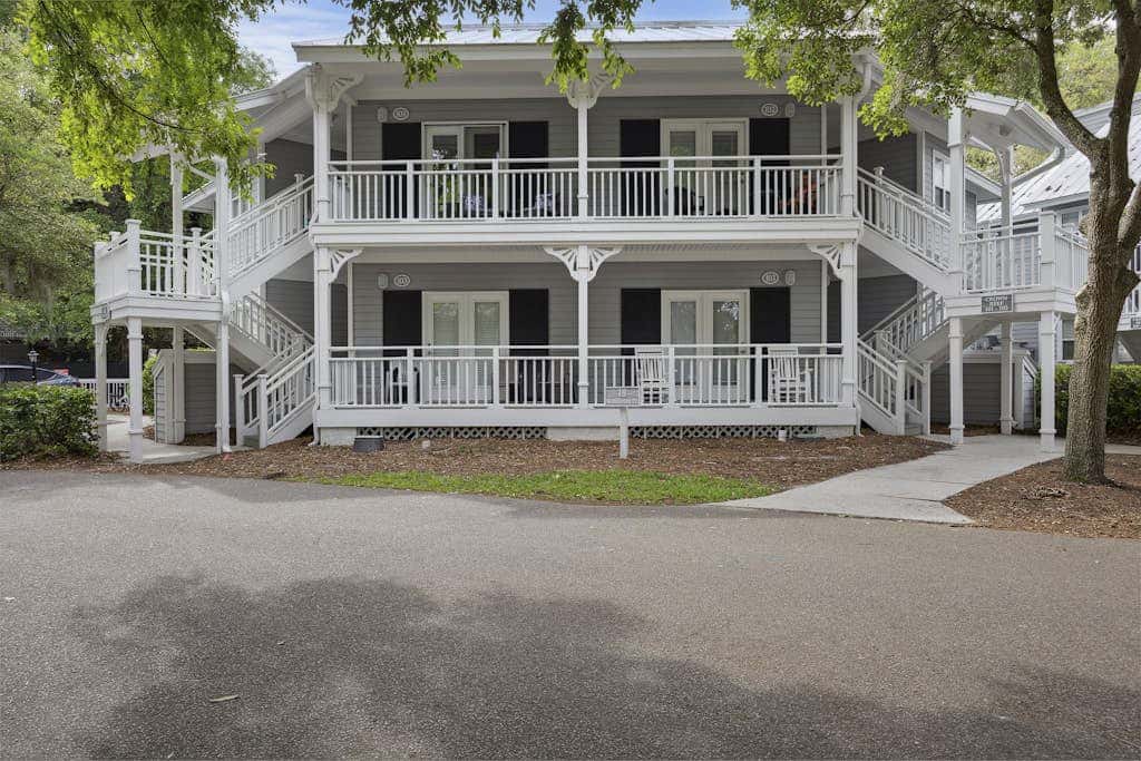 Pristine Condo with shared pools, hot tub, close to Islander's Beach Park