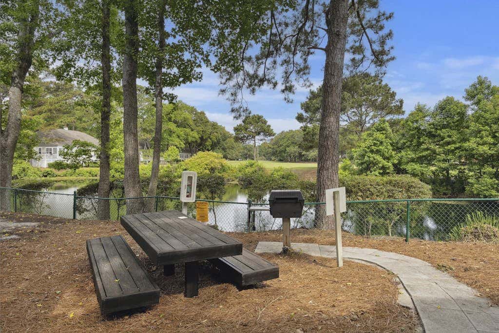 Pristine Condo with shared pools, hot tub, close to Islander's Beach Park